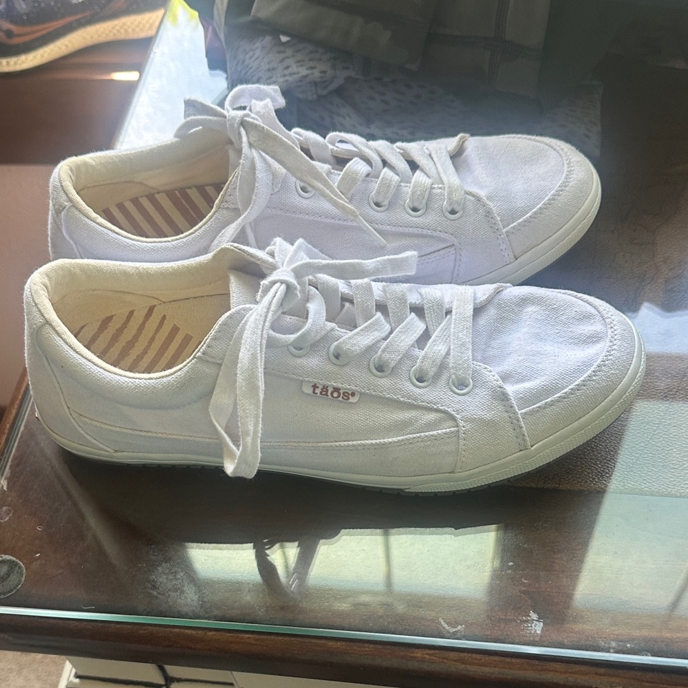 Taos Footwear White Canvas Low-Top women's Sneakers